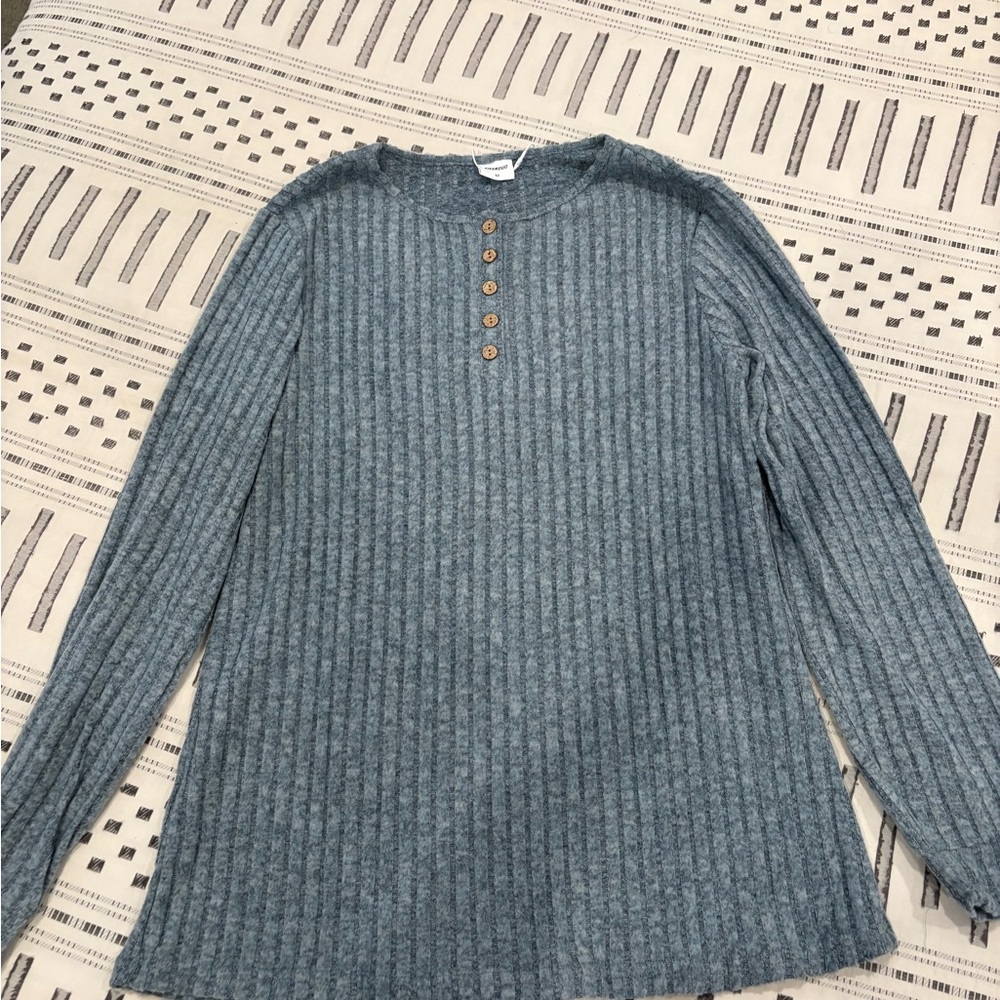 Brand new women’s fall top never